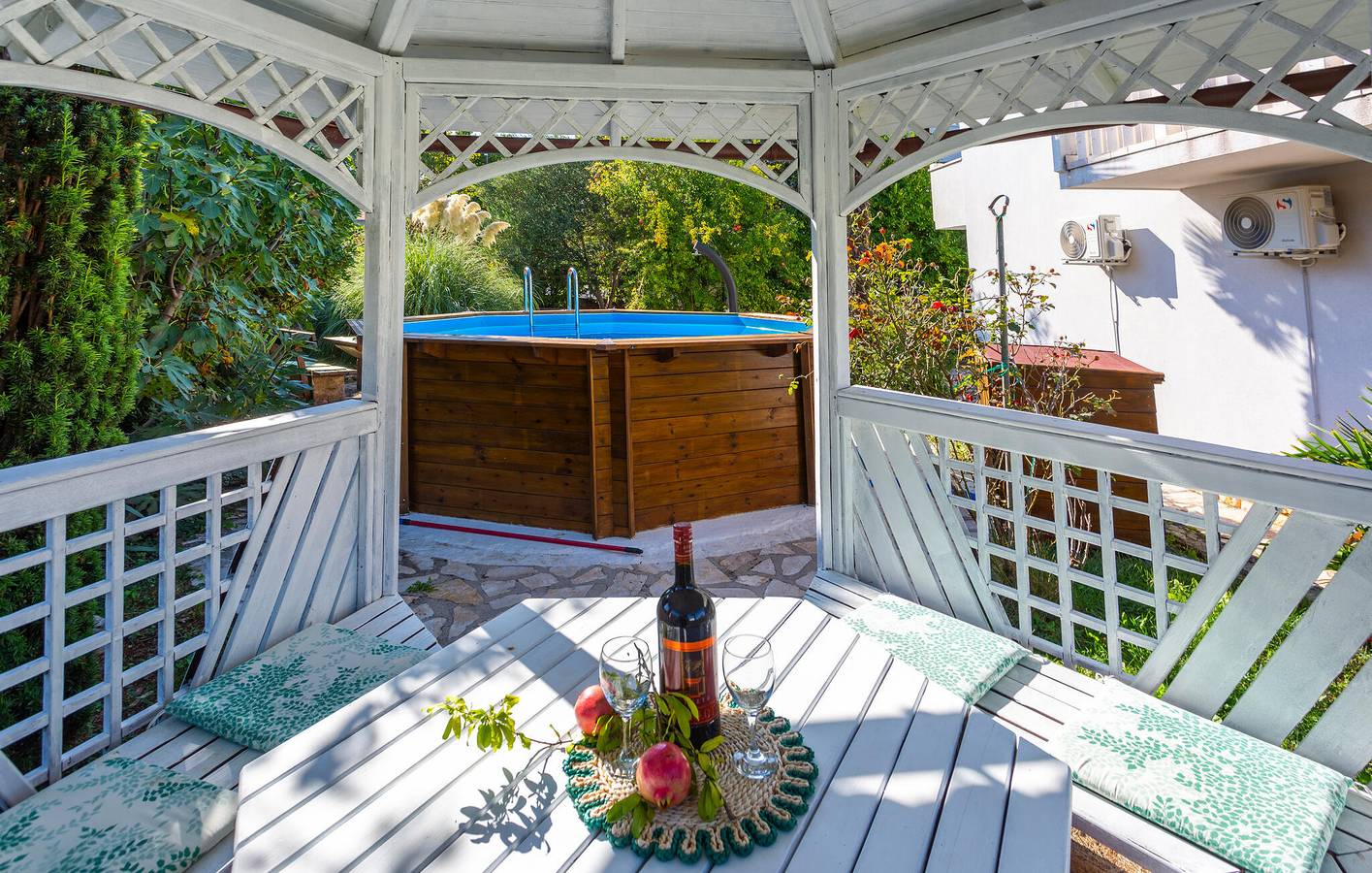 Ferienhaus für 12 Personen mit Terrasse in Malinska, Krk