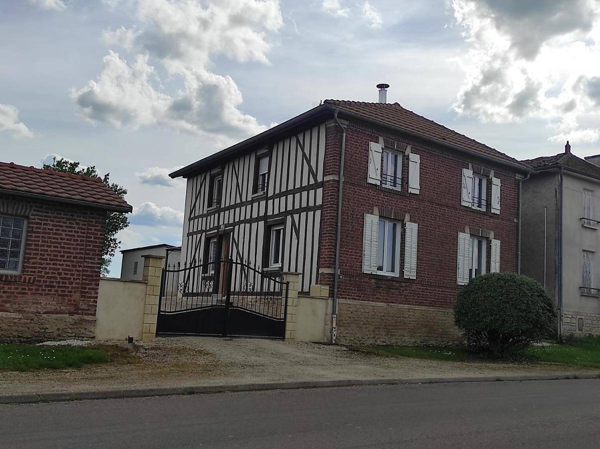 Four-Bedroom House in Longeville-sur-la-Laines, Rives Dervoises