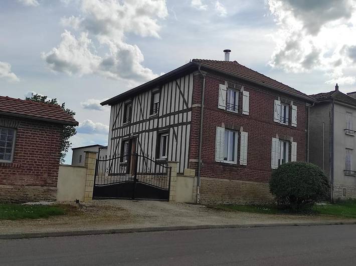 Location de vacances pour 8 personnes, avec Terrasse ainsi que Jardin et Vue dans Longeville-sur-la-Laines