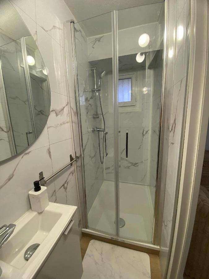 Appartement entier, Studio with Patio in Thorigny-sur-Marne, Seine-et-Marne