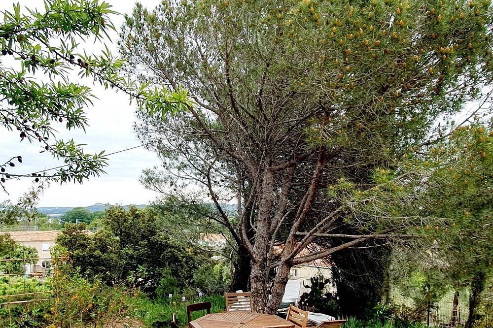 Entspannung, Freizeit und Wohl im Kiefernwald zu sein, Schwimmbad, Park, Panoramablick in Aramon, Nimes und Umgebung