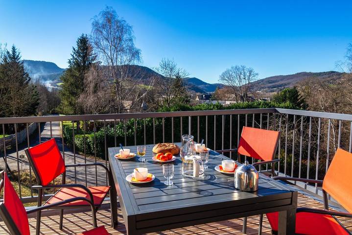 Location de vacances pour 4 personnes, avec Balcon et Terrasse ainsi que Jardin et Piscine dans Lozère