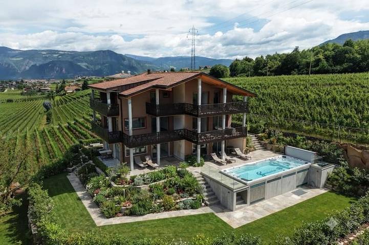 Ferienwohnung für 4 Personen, mit Balkon und Whirlpool sowie Garten