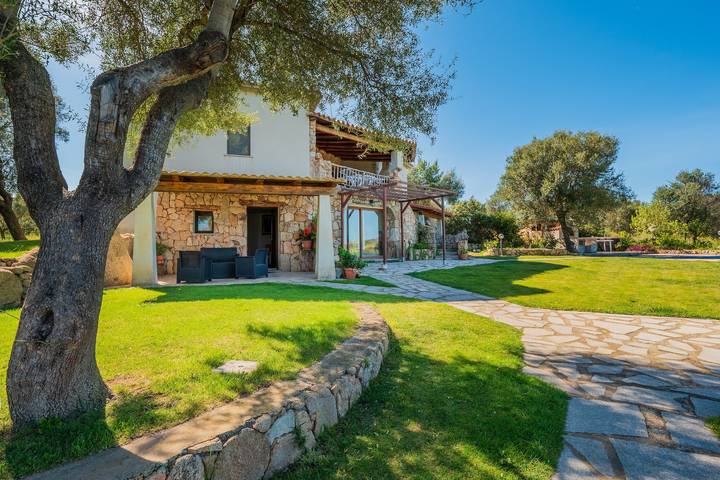 Entire apartment, Apartment in a Villa in the Countryside with Mountain View and Shared Pool in Olbia, Gallura