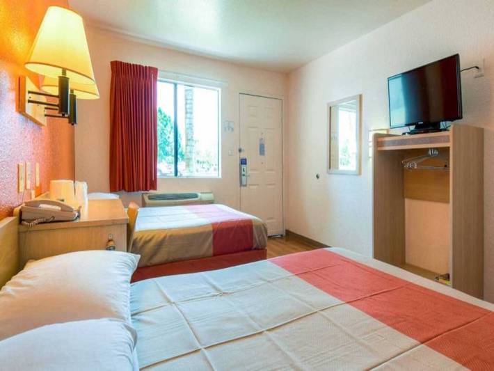 Apartamento entero, 2 camas matrimoniales | Adaptado para personas con discapacidad / Bañera / Mini refrigerador in El Cajón (California), San Diego County