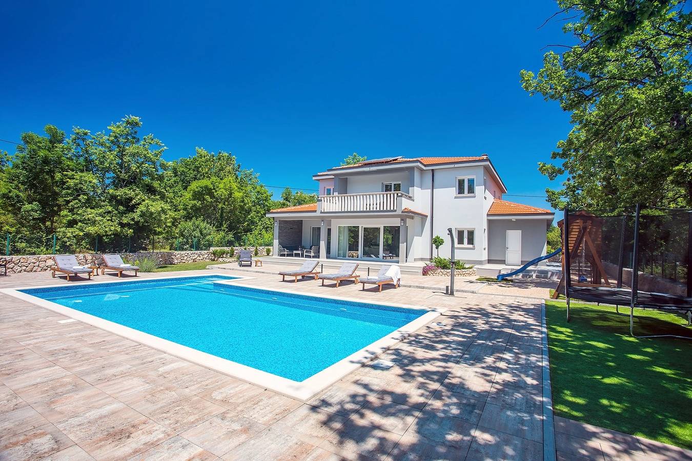 Villa Andrea bietet 5 Schlafzimmer, einen 50 m2 großen privaten Pool, eine Fun-Zone mit Pro 9-Billardtisch und einen Spielplatz im Freien in Imotski, Makarska Riviera