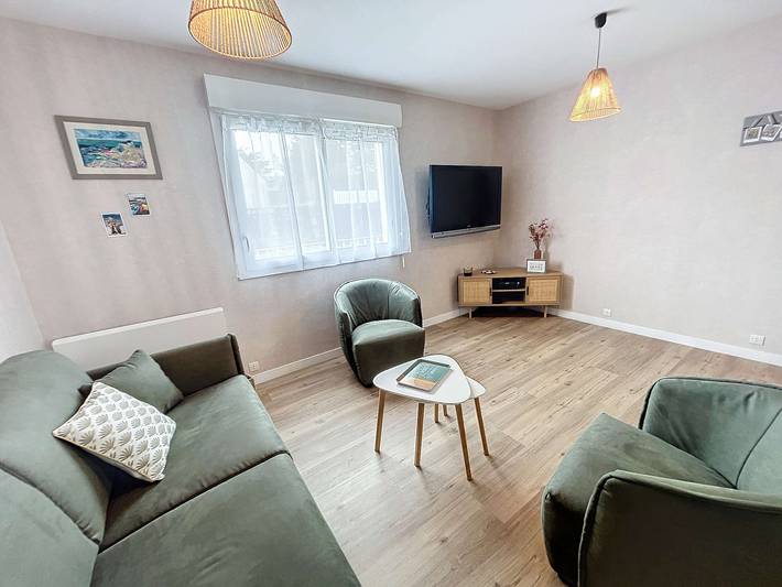 Appartement entier, Bel appartement rénové au cœur de Jullouville, 100m de la plage, 1 chambre, 4 couchages, parking privé in Jullouville, Côte de la Déroute