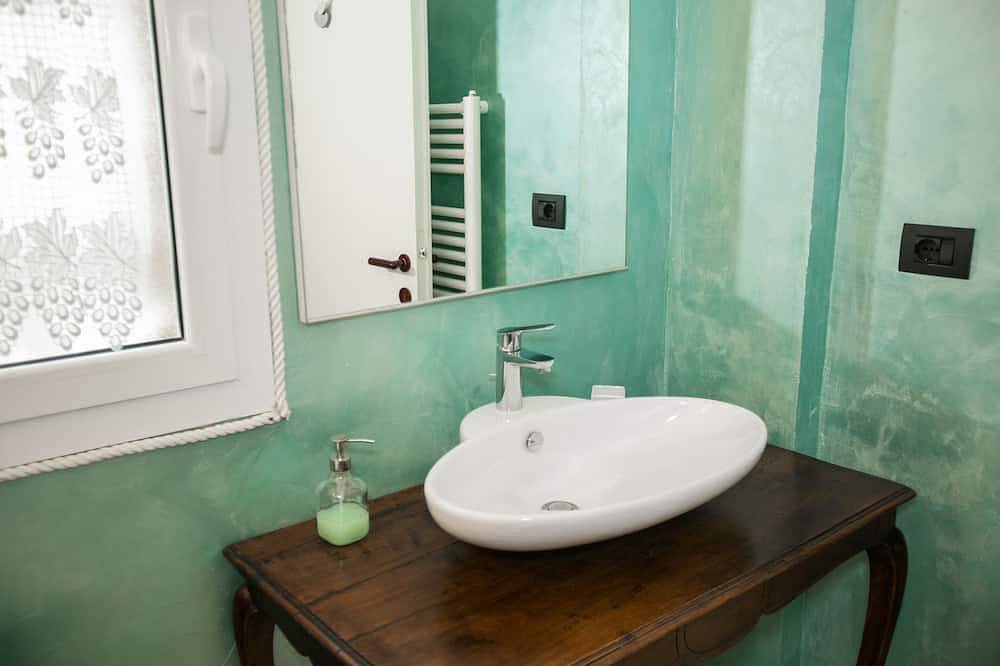 Casa Erbaea, splendida vista mare, piscina e minipiscina idromassaggio in San Bartolomeo al Mare, Riviera di Ponente