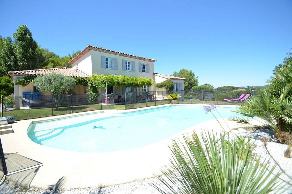 Maison 180 m2, proche Montpellier et plages, piscine, vue dominante, au calme in Saint-Drézéry, Côte méditerranéenne (France)