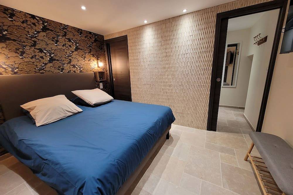 The Dovecote at the Clos. House for 4 people with comfortable swimming pool. in Montbrun-les-Bains, Nyons und Umgebung