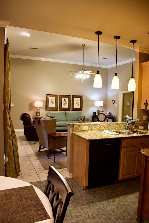 Zentral gelegen- 2 mi. von der Innenstadt Os mit abgeschirmter Veranda, voll ausgestattete Küche in Mississippi Gulf Coast