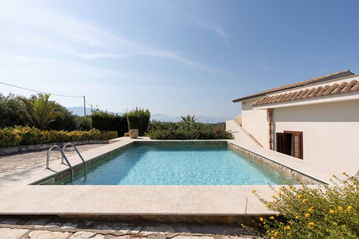 Villa 'Zagara' con piscina, giardino, terrazza e Wi-Fi in Partinico, Provincia di Palermo