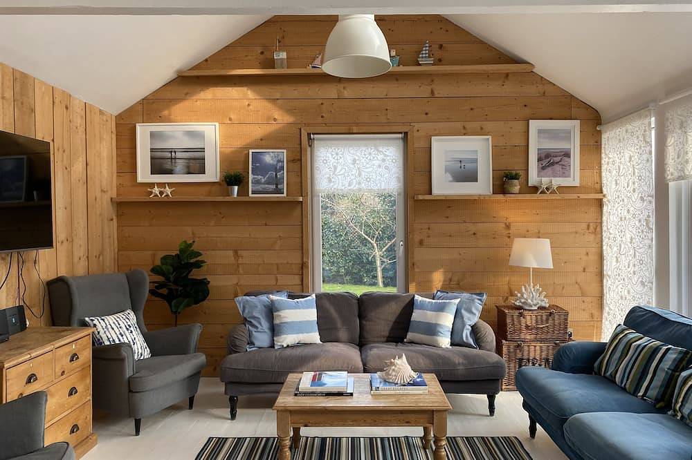 Stunning Spacious Seaside cottage, 1 minute from the beach sleeps 12 in Camber, East Sussex