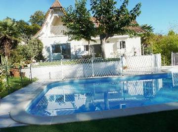 Gîte pour 6 personnes, avec piscine et terrasse ainsi que jardin et vue à Buros