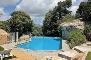 Gîte pour 6 personnes, avec piscine ainsi que jacuzzi et jardin à Berre-les-Alpes