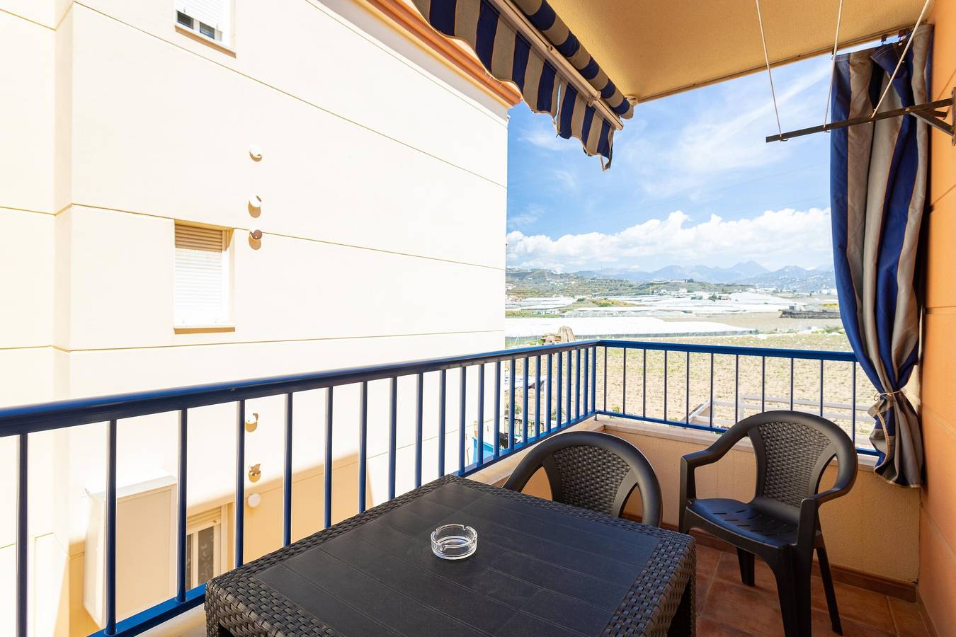 Entire apartment, Holiday Apartment ‘Apartamento Paraíso Sol’ directly by the Beach with Wi-Fi, Balcony, Shared Garden & Pool in Torrox Costa, Torrox