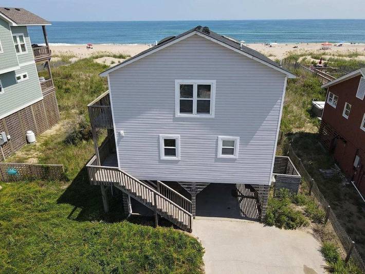 Vacation house for 8 people, with hot tub and balcony in Kill Devil Hills