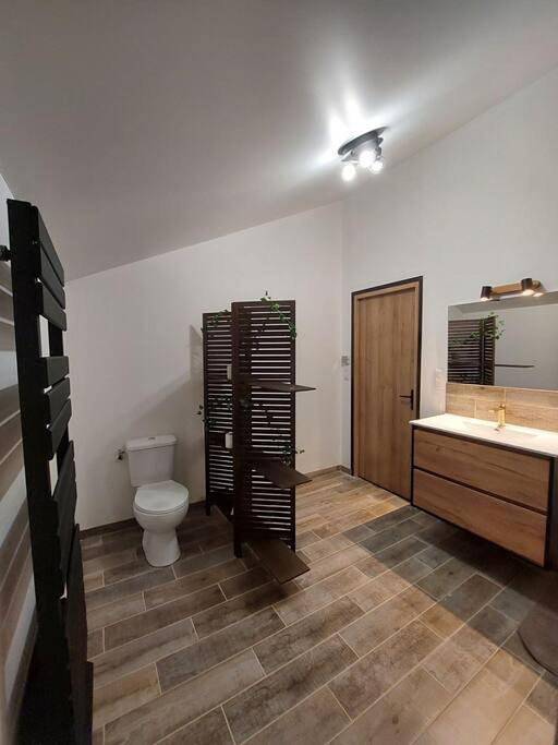 Location de vacances pour 4 personnes, avec balcon ainsi que vue et jardin à Bussière-Galant - 4