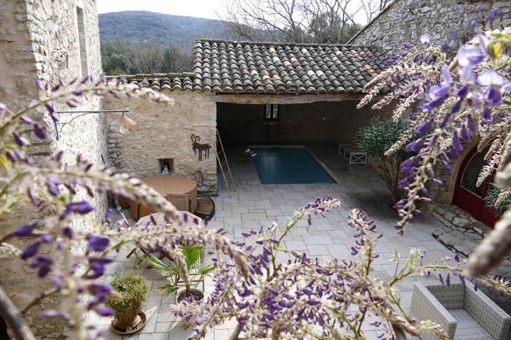 Location de vacances pour 2 personnes, avec Jacuzzi et Terrasse ainsi que Jardin et Piscine à Brissac