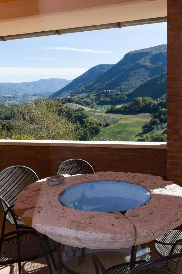 Ferienwohnung für 12 Personen, mit Balkon und Terrasse sowie Garten und Pool in Narni