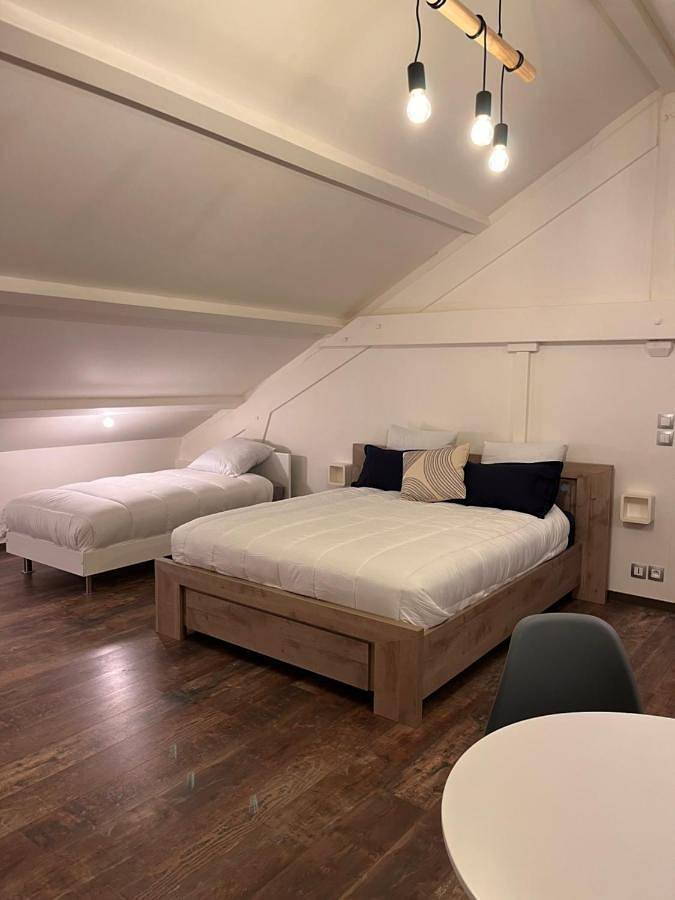 Gîte pour 3 personnes, avec Terrasse ainsi que Jardin et Vue à Saint-Laurent-de-Mure