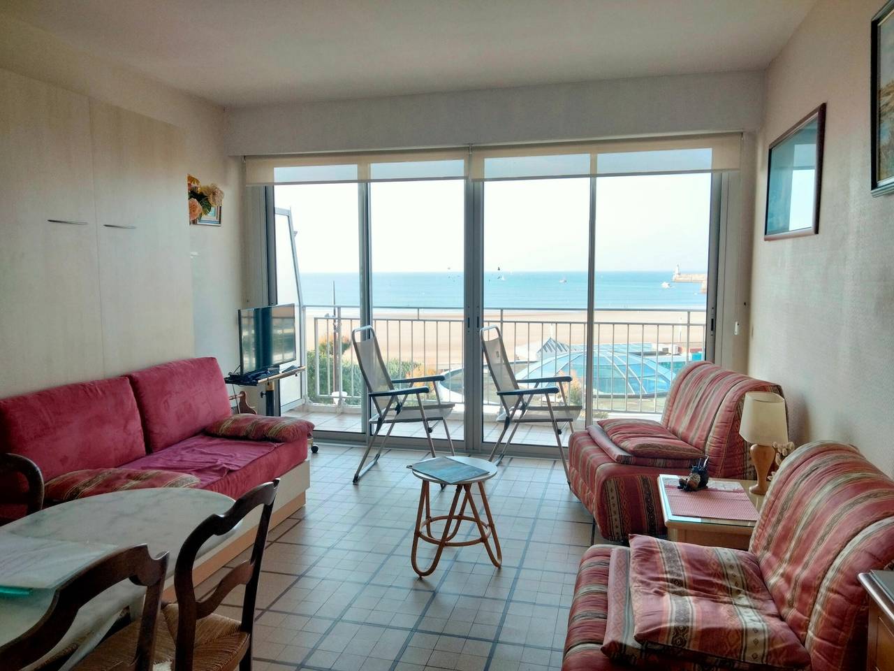 Entire studio, Beachfront Studio with Balcony & Ocean View in Les Sables d'Olonne in Les Sables-d'Olonne, Vendée