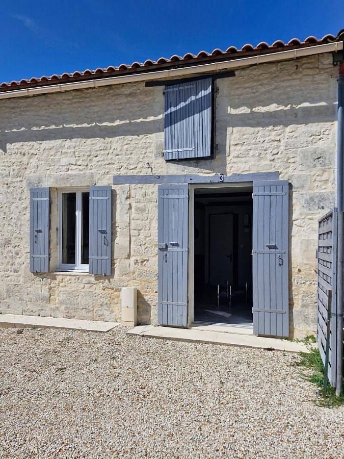 Location de vacances pour 6 personnes, avec terrasse et jardin à Saint-Dizant-du-Gua
