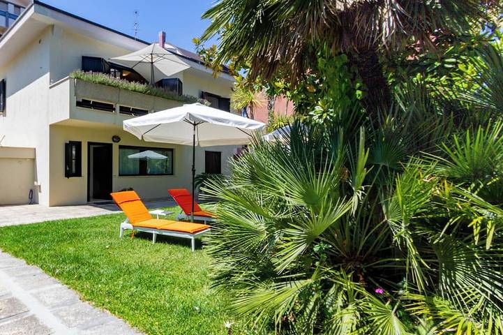 Apartamento de vacaciones para 4 personas, con balcón además de jardín y jacuzzi - 1