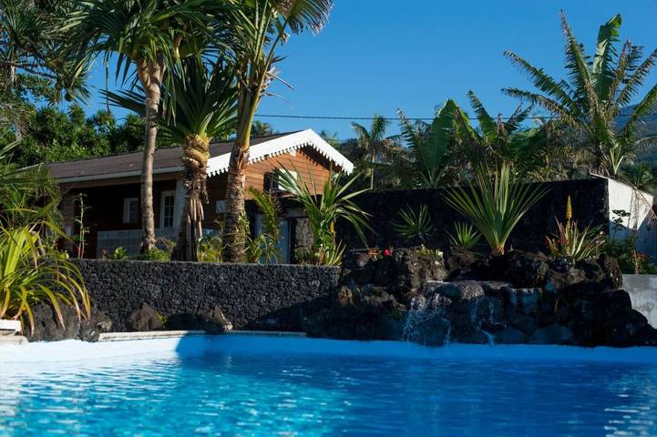 Hôtel pour 2 personnes, avec piscine ainsi que bassin pour enfant et jardin