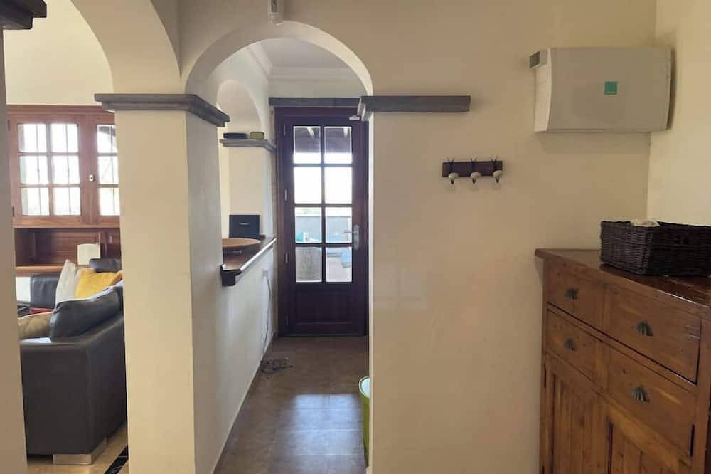 Villa Espaciosa con Piscina Climatizada y Amplio Patio Privado in Playa Blanca, Yaiza