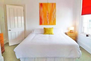 Holiday Rental for 20 People in Gosport, Hampshire, Photo 1