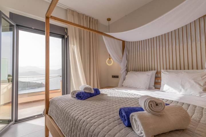 Villa for 8 people, with view and garden as well as pool and terrace, with pets in Meganisi