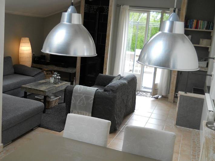 Location de vacances pour 4 personnes, avec jardin et vue ainsi que piscine et sauna à Égliseneuve-d'Entraigues