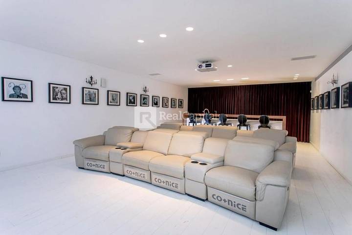 Villa pour 12 personnes, avec sauna et jacuzzi ainsi que balcon et piscine - 1