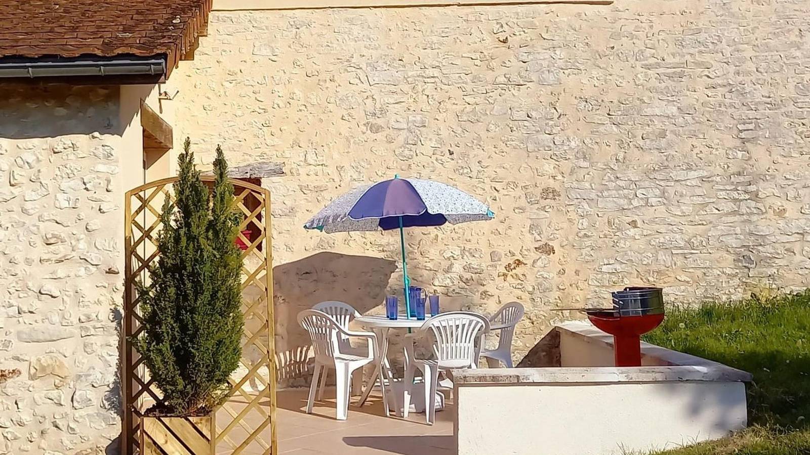 Maison 'Gite Cosy En Pierres Apparentes' avec piscine privée, terrasse privée et jardin partagé in Fossemagne, Périgord Noir