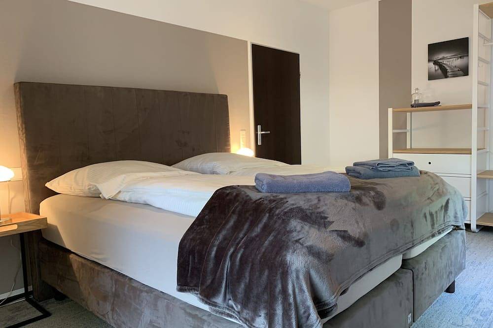 Ganze Wohnung, Grosse Wohnung mit drei Schlafzimmern, Wohnzimmer, Küche, Esszimmer, Garten in Erkrath, Kreis Mettmann
