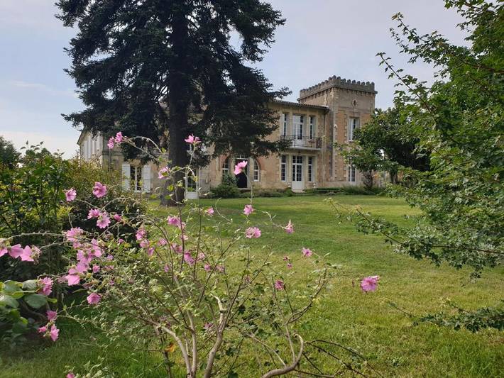 Location de vacances pour 2 personnes, avec Terrasse ainsi que Jardin et Piscine à Saint-Ciers-de-Canesse