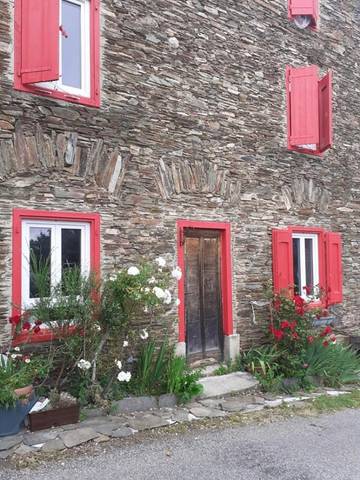 Gîte pour 2 personnes, avec terrasse et vue à Roquefère