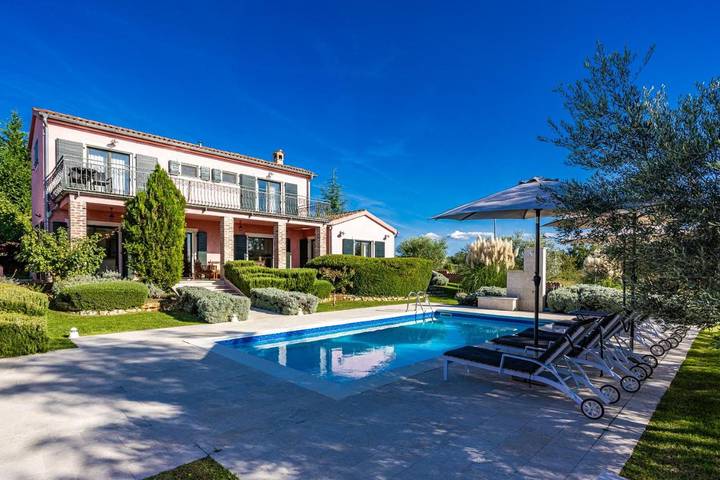 Ferienhaus für 8 Personen, mit Balkon und Terrasse sowie Garten und Pool