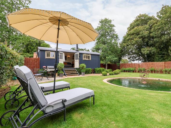 Hut for 2 people, with Garden in Suffolk