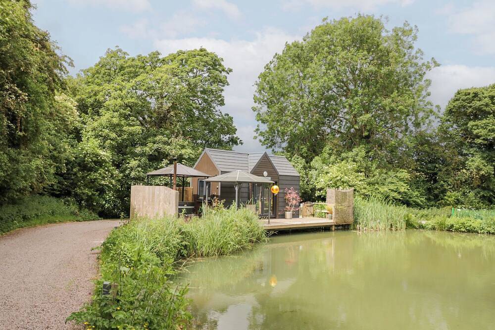 Maple Lodge At Bridge Lake Farm & Fishery in Chacombe in Oxfordshire
