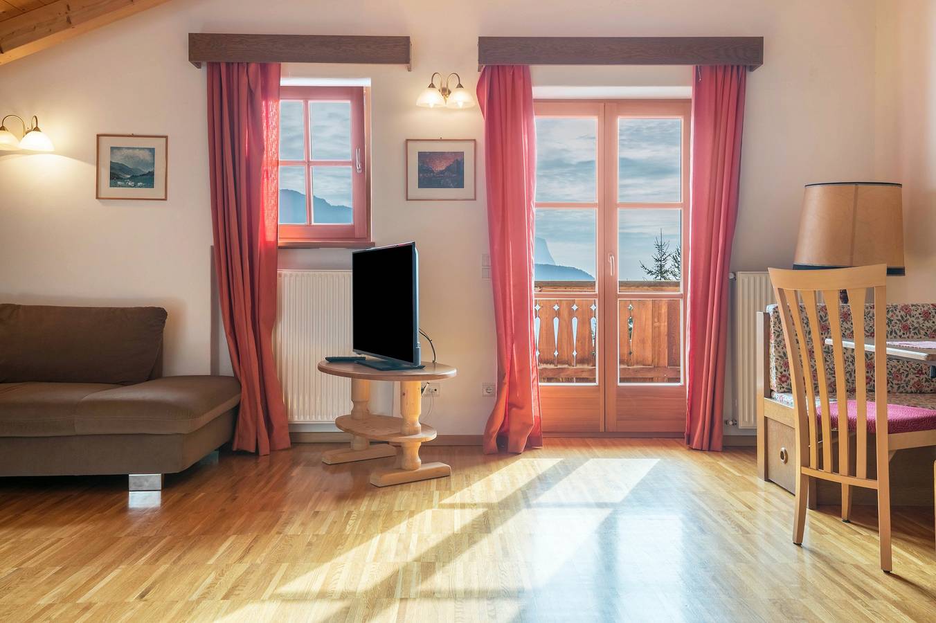 Ganze Wohnung, Ferienwohnung 'Funtnatsch Langkofel' mit Bergblick, Gemeinschaftsgarten und Wlan in Sankt Peter Tal, Lajen