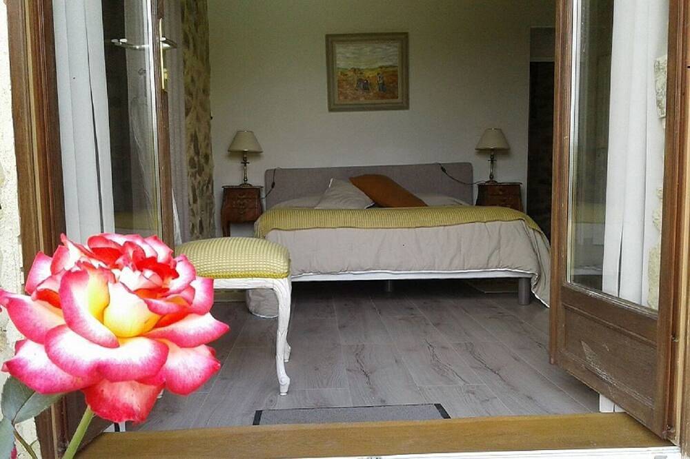 Belle Longère En Pierres  Avec Piscine Privee Chauffee. in Meuzac, Région de Limoges