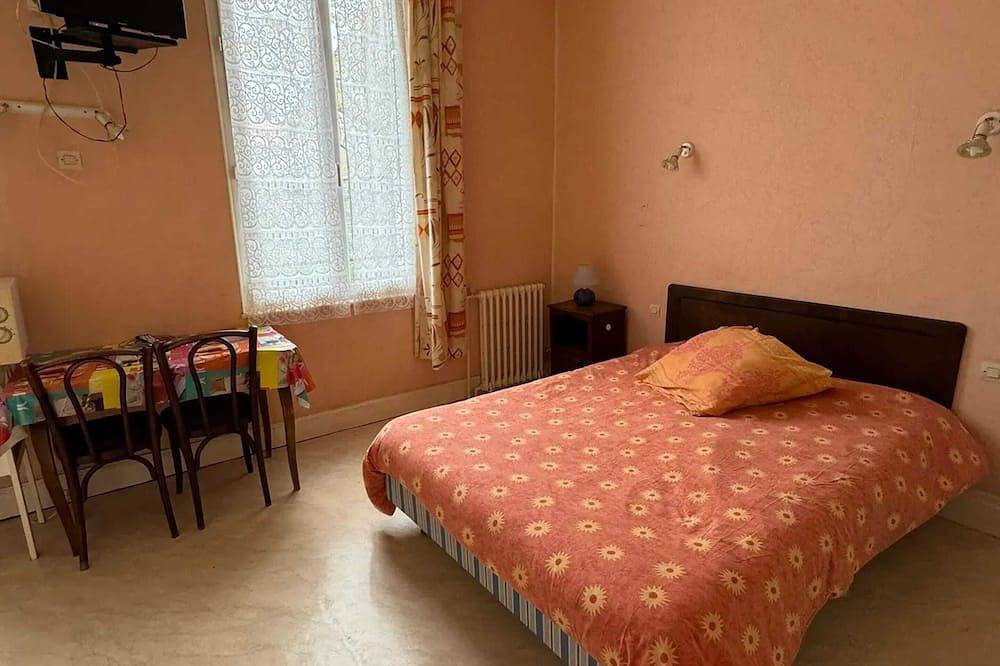 Entire apartment, Homerez - Studio in Néris-les-Bains in Néris-les-Bains, Montluçon region