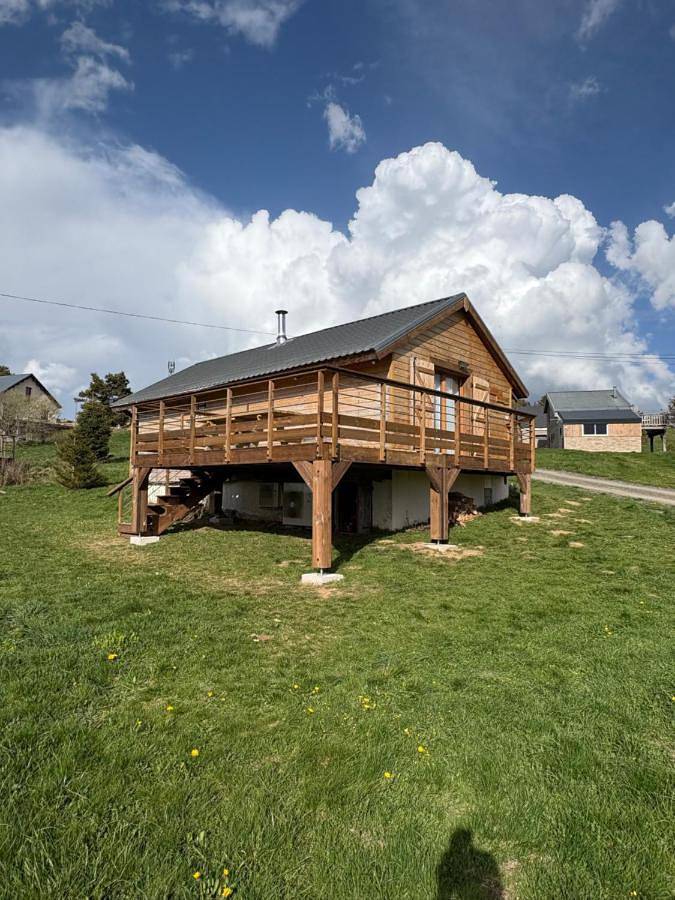 Gîte pour 6 personnes, avec Balcon et Terrasse ainsi que Jardin et Vue à Camurac