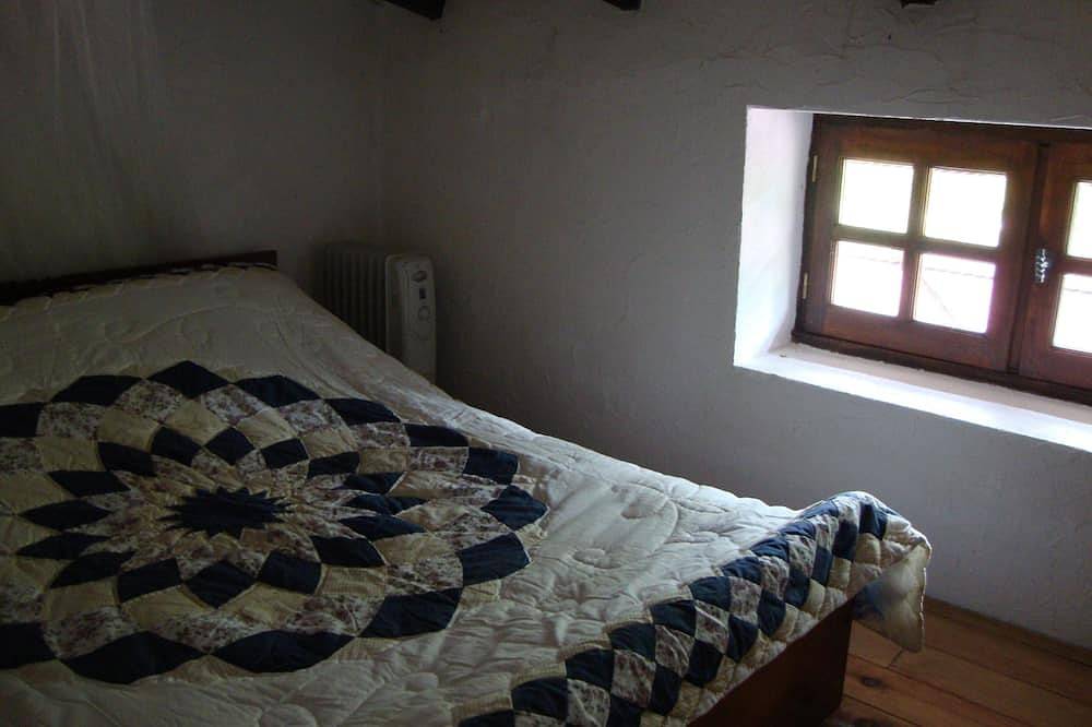 Private cottage with it's own fishing & pet friendly! in Civray, Vienne