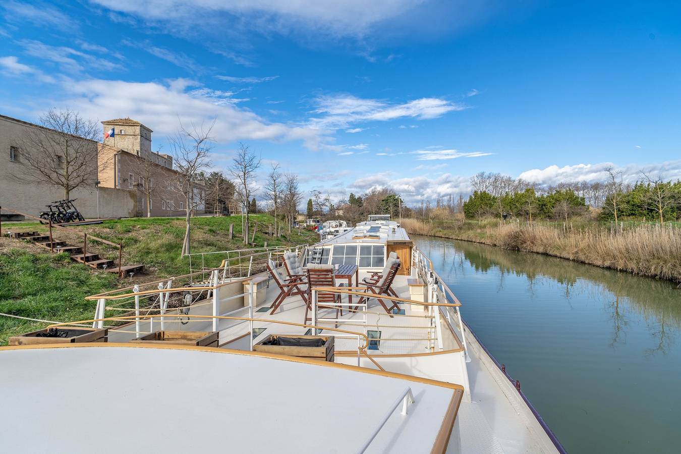 Péniche Haricot Noir en el Canal du Midi con terraza privada sobre el agua in Colombiers, Côte d'Améthyste