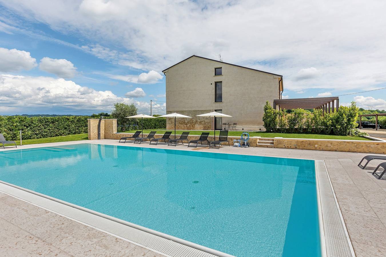 Habitación 'Agr Casa Pezzo Doppia Piano Terra' con piscina compartida, Wi-Fi y aire acondicionado. in Castelnuovo del Garda, Montañas Garda