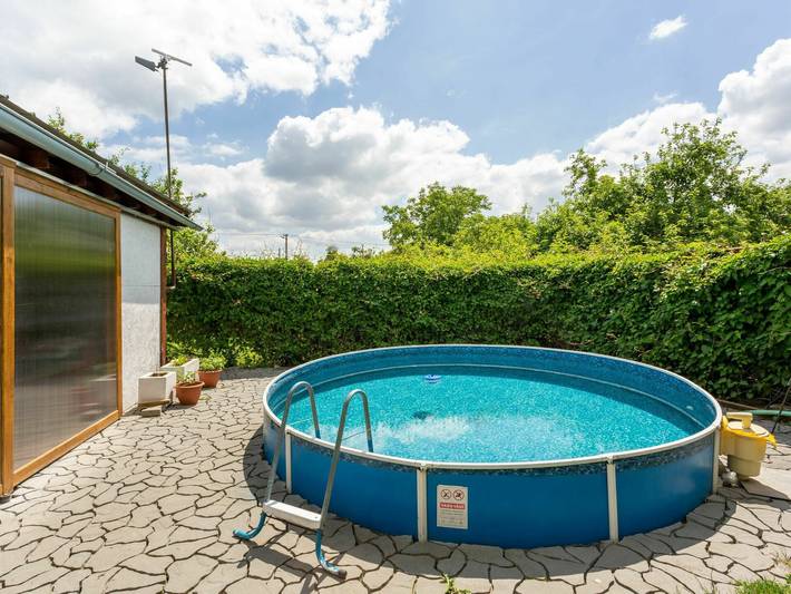 Vakantiehuis voor 4 personen, with Terras and Tuin as well as Zwembad in Moravië