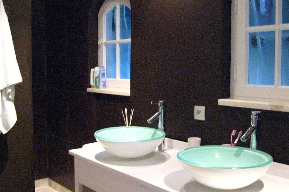 Magnificent Bastide in the heart of alpilles, quiet absolute, exceptional position, private Tennis, Swimming pool warmed 7 rooms 4 bathrooms in Tarascon, Arles region